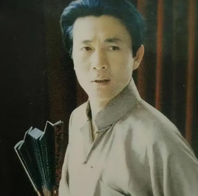 原来他早已去世，15岁演戏44岁走红，47岁患癌离世，哥哥是尔康爹