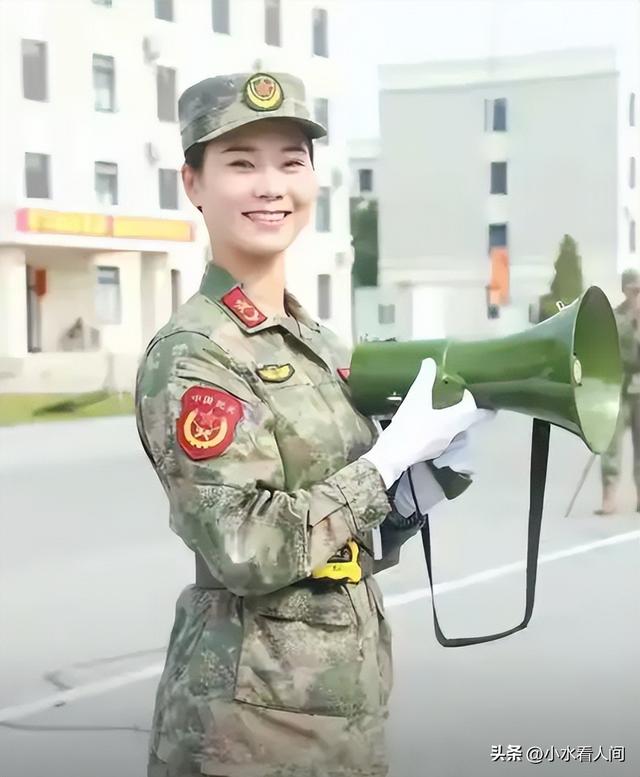 女民兵李思颖太牛了，刚阅兵结束就官宣新身份，全网恭喜，不简单