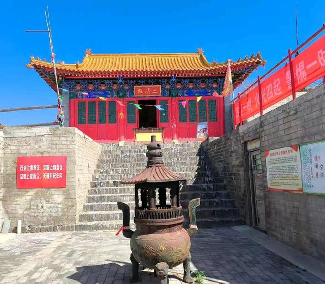 到河北张家口登鸡鸣山
