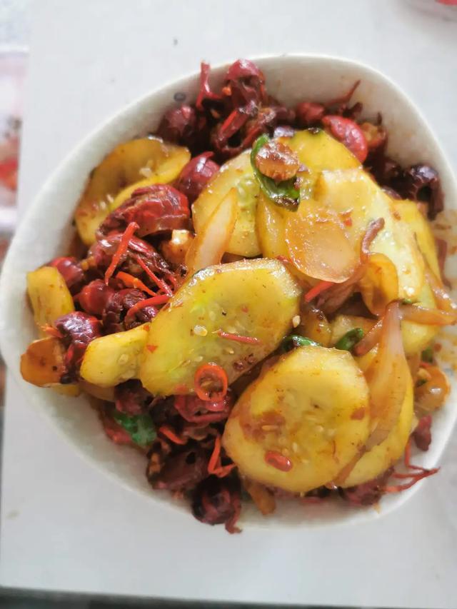 不知道吃什么，来一道小炒湘味小龙虾，做起来轻松又好吃