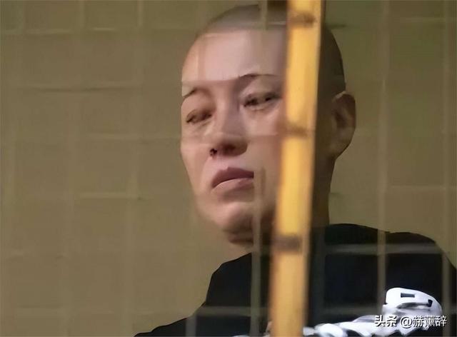 揭秘尼姑庵真相，表面佛门实则妓院，穿黑丝戴假发，香客人来人往