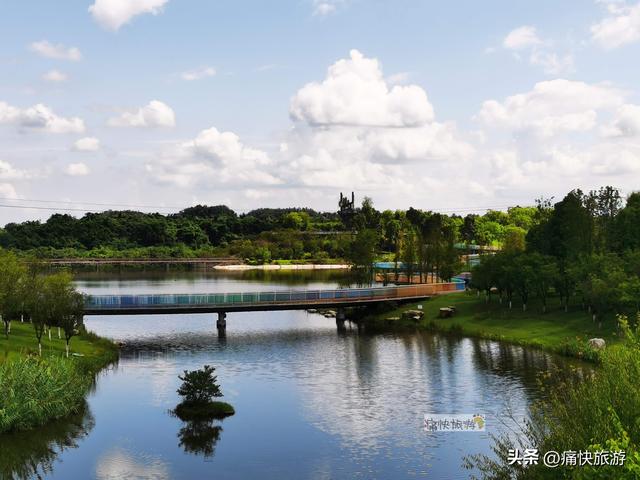 这座自贡宝藏公园不仅有水上玻璃栈道，更有“水帘长廊”瀑布！