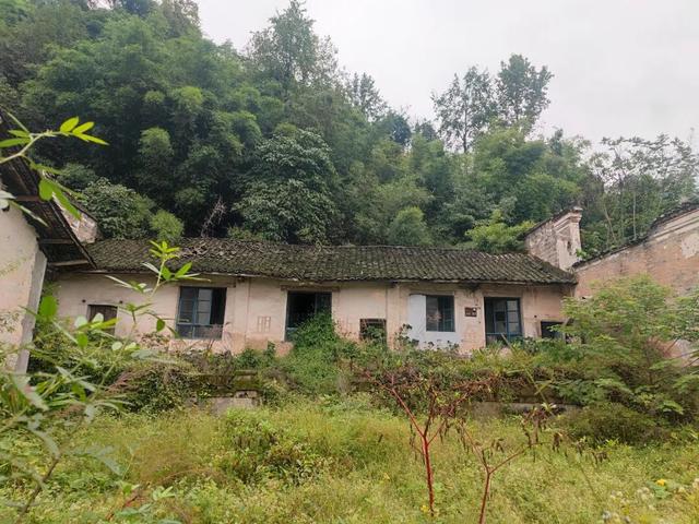 重庆江津山中发现一座荒废寺庙，无人看守，破败不堪