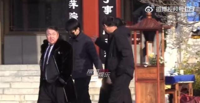 唐嫣露脸葬礼现场！罗晋手抱父亲遗照，神情落寞，唐嫣全程陪同