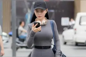 “为什么劝你少穿‘瑜伽裤’？揭秘街拍中的尴尬瞬间！”图片