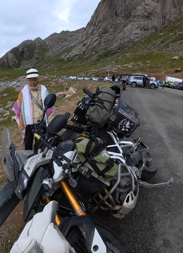 东北大姨进藏旅游，私骑路边价值20万摩托，翻车后 逃逸拉黑车主