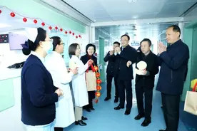 情系“医”线，大年初一长治市第二人民医院领导慰问一线职工，为大家带来满满的“年味儿”！图片