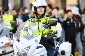 上海外滩女警意外“出圈”，本人回应图片