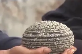 云南小伙意外捡到石头，上面长满金子，谁料鉴定结果令人目瞪口呆图片