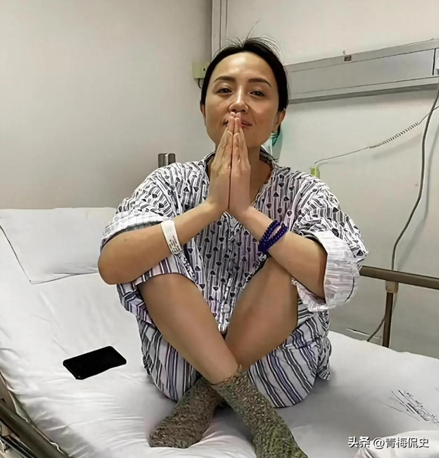 辛柏青近况曝光：和朋友聚餐大笑，身边美女引争议，一举动败好感