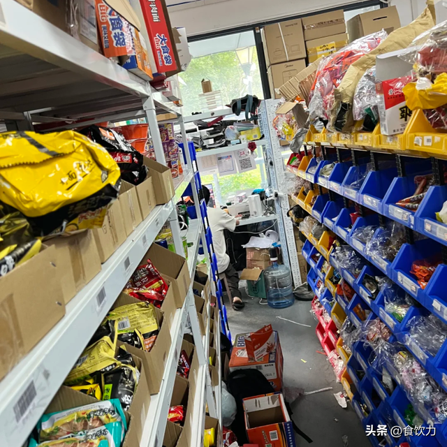 巨头们血拼“即时零售”，正在革700万夫妻小店的“命”
