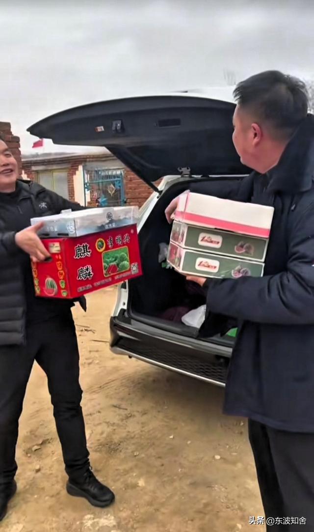 徐姥姥首次曝光家庭关系	，没想到引争议 ：到处乱糟糟 真孝顺吗？