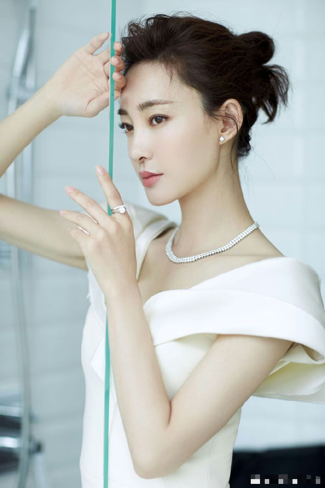 诈骗14亿，看到金条法拉利被拍卖，才懂王丽坤夫妇的生活有多奢靡