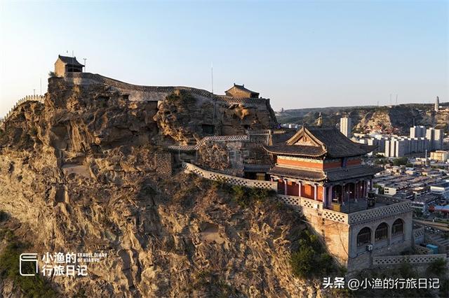 陕北有座“云顶天宫”，1公里山脊薄如刀背，挤了100多座古建筑