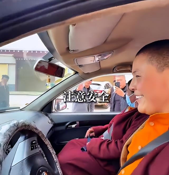 男子西藏遇到尼姑，住在4500米高的地方，吃肉修行，一闭关七八年