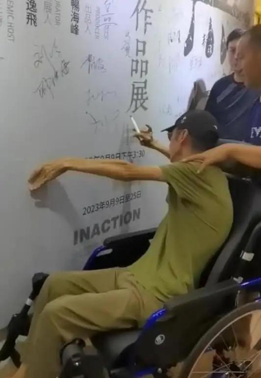 她是国家一级女演员，多次给丈夫戴绿帽，重病丈夫坐轮椅也不离婚
