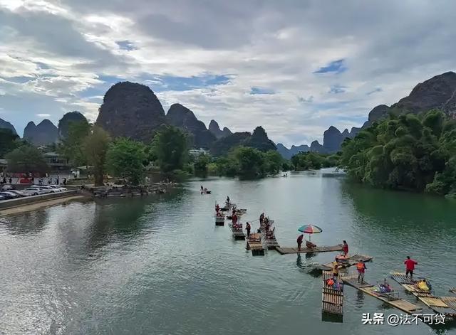 人山人海只看不买，年轻人报复性白嫖，景区赚不到钱了？