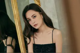 钟欣潼真会穿，一袭粉色缎面长裙，少女感十足，43岁看起来像23岁图片