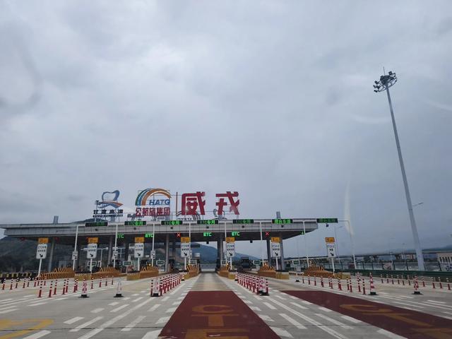 我们今天本来要去兰州水墨丹霞，却在会宁县被战友"俘虏”了