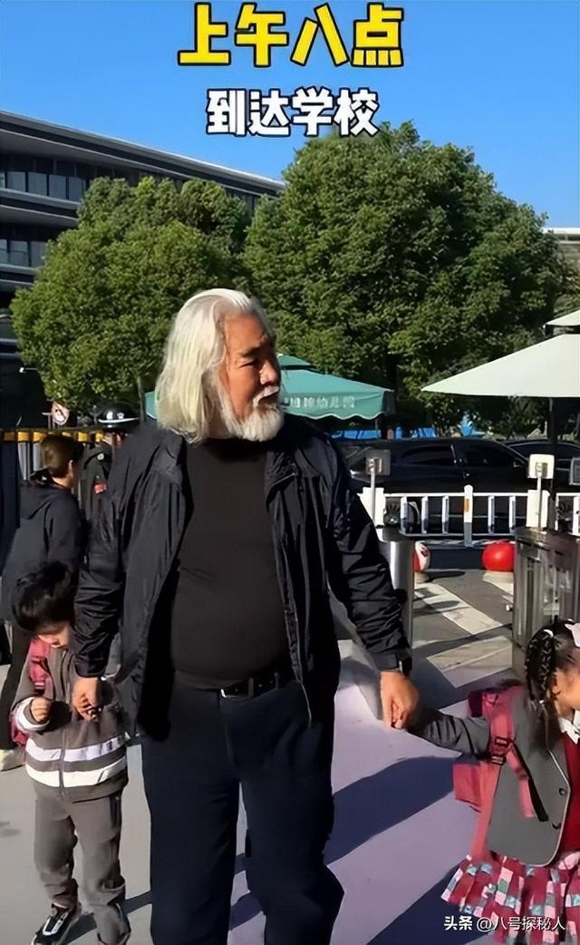 74岁张纪中“服老”了，剃胡须染黑发年轻20岁，和杜星霖更般配