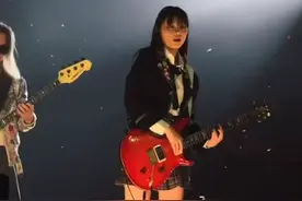 谢霆锋演唱会上17岁女结他手Dale意外成全场焦点 未来可期图片