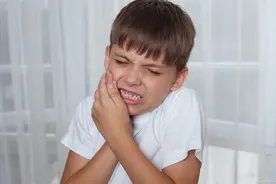 孩子喊牙痛，是出牙痛？这样止痛后果很严重，很多家长都做错了图片