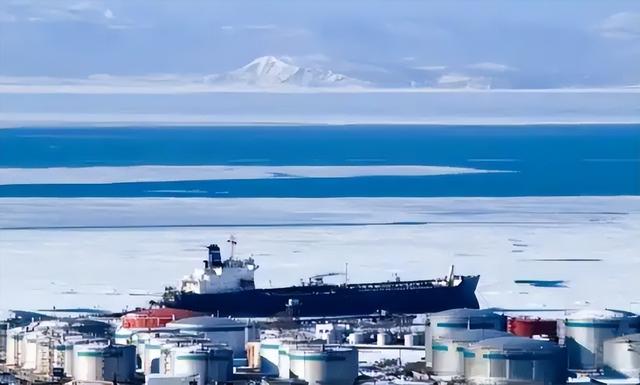 沉寂24小时后	，特朗普乖乖放人了，中国军舰出动，传递了哪些信号