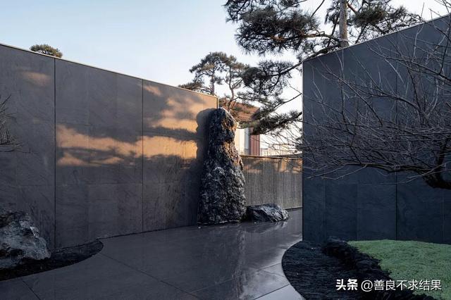 你家小院，如何用“半嵌入墙体”的石头，打造独一无二的景观？