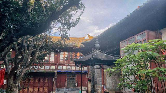 云南800年黄龙寺，方丈卖佛珠1.8亿修缮佛寺，20度的避暑胜地
