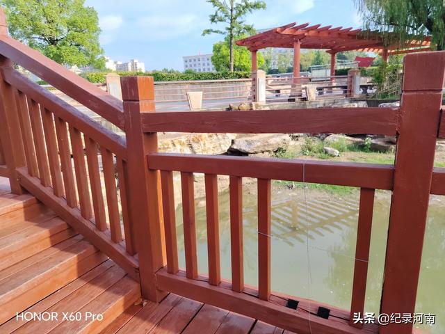 全国文明城市柘城县国家湿地公园榕湖斥巨资升级的人行栈道现状