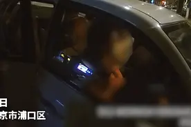 闹事街区，一名男子被多名警察拦截！图片