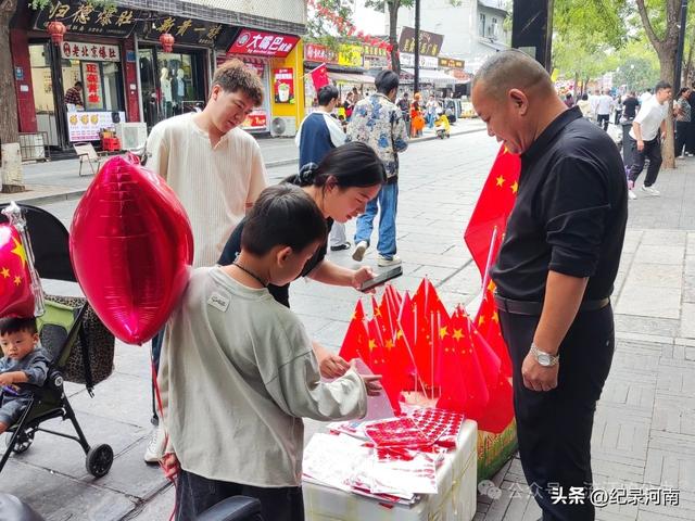 在这难得的双节8假期里，众生百态尽显。