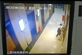 重庆旅游中的惊人事件：女子在电梯内顺利生下孩子后扔入垃圾桶图片
