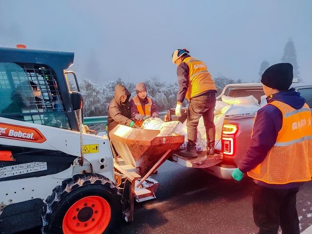 金佛山喜降瑞雪，南国雪原迎绝美盛景！