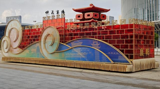 湖北美术学院教师参与2025中国文化旅游产业博览会花车设计