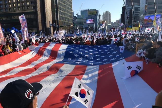 首尔爆发“反华”游行，网友疑惑：为什么中国人没有一丁点害怕？