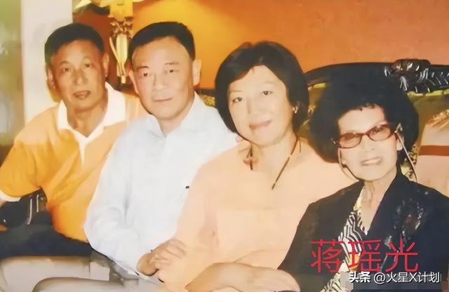 蒋介石唯一女儿有多美？先后嫁给他的“死敌”，晚年继承天价遗产