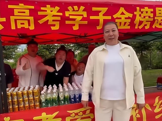 东北雨姐近况曝光，穿8999元裤子买手机，坐台阶上抽烟姿势豪迈
