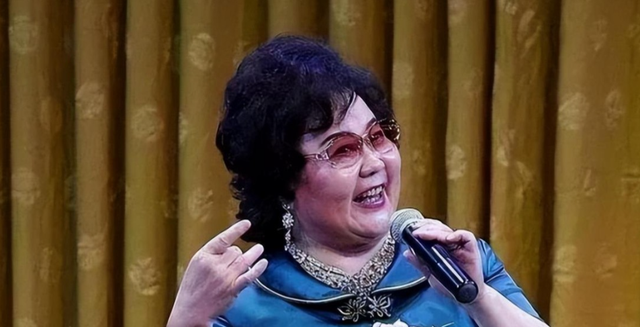 吃里爬外，永不回国？她带领30名演员选择留美，如今年过花甲归来