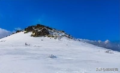 清晨五点大理洱海，第一缕阳光刺破云层，湖水瞬间绽放万千金光