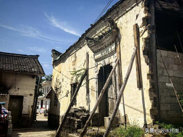 秦岭深山一条导航不出来的路,却是一条千年古道,有老屋有古树