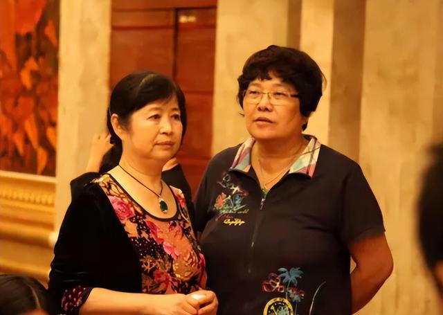 毛主席侄女北京开饭店，多次被砸	，朋友劝她公开身份，但被她拒绝