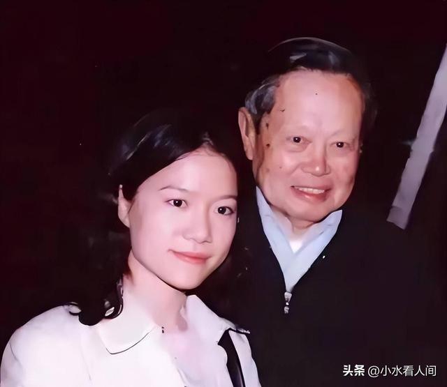 杨振宁刚去世，翁帆终于发声，字字催泪，清华大学吊唁堂细节感人