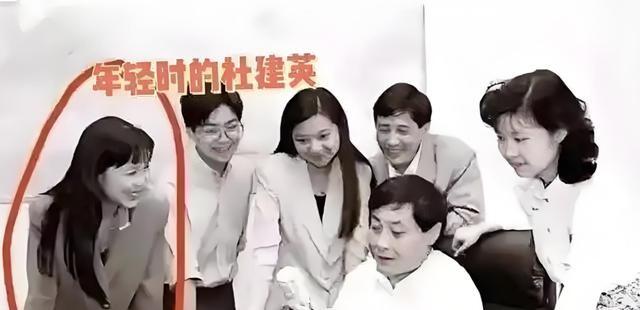 宗庆后杜建英香港旧照曝光，妩媚眼神早已暗示，宗馥莉13岁已懂事