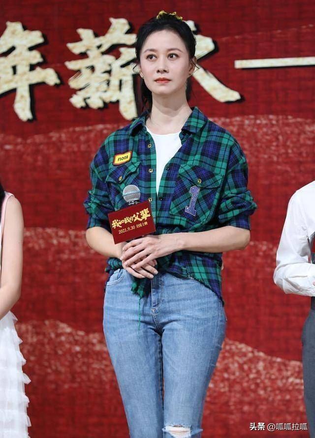 别眨眼！女星穿紧身牛仔裤狂炫身材，细腰翘臀的暴击谁顶得住