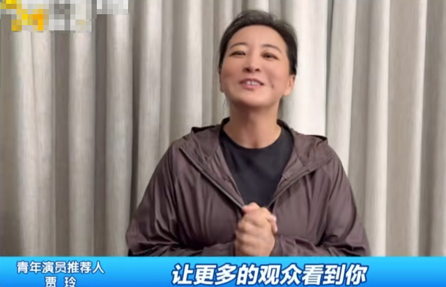 瘦到脱相？43岁的贾玲罕见露面，脸跨不平、又瘦又"颓"，令人唏嘘