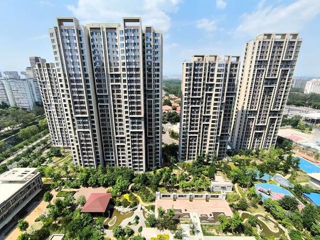 诈骗14亿，看到金条法拉利被拍卖，才懂王丽坤夫妇的生活有多奢靡