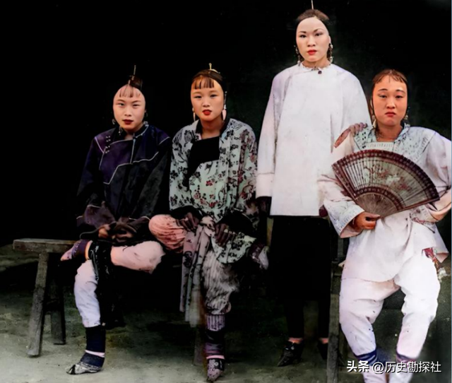 晚清老照片：女子躺洋人怀里抽大烟，男子带八位老婆逛街