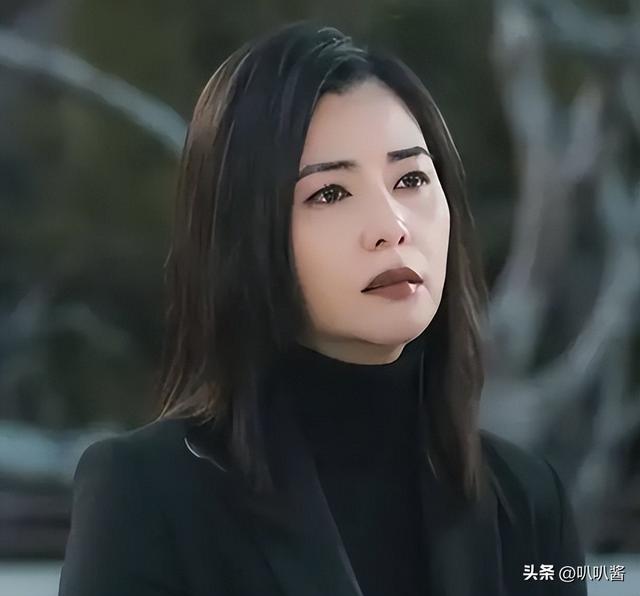 17岁拍三级，30岁被出轨，38岁嫁大佬，如今50岁没孩子还被宠成宝
