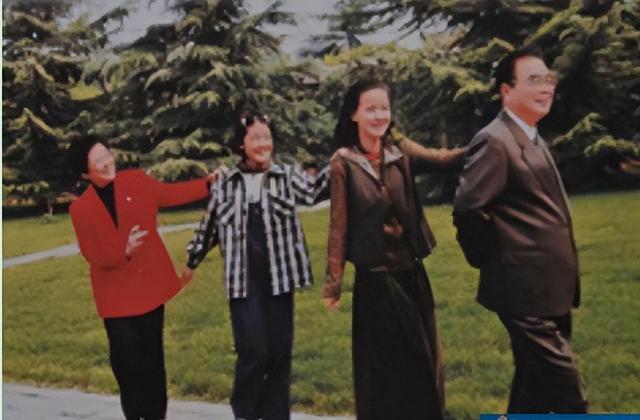 李鹏总理年轻时有多帅？1959年在吉林留影，31岁玉树临风气质不凡
